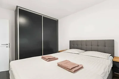 Wohnung in Šibenik-Brodarica mit Balkon