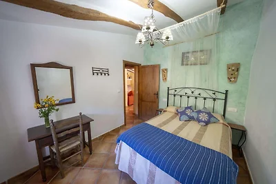 4-persoons vakantiehuis in Laroya met zwembad