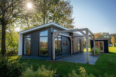 Luxe vakantiewoning omringd door water en bos