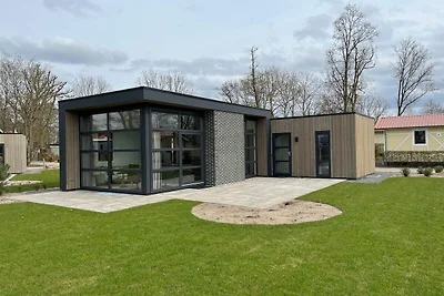 Modernes Chalet in einem Park in der Nähe des...