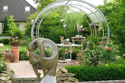 A in het huis in de rozentuin