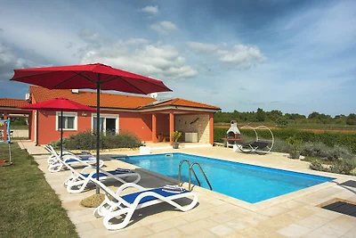 Villa con piscina a 1 km dalla spiaggia