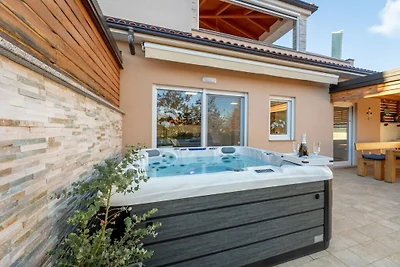 Taja mit Whirlpool
