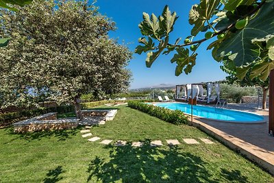 Villa with Pool in Gerani