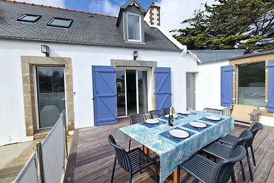 Charming Breton holiday home right by the sea