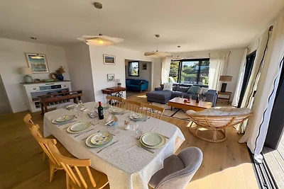 Moderne woning aan de kust met schilderachtig...
