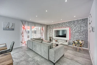 Peaceful Blooming Villa with Pool - Four Bedr...