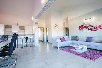 Villa Ava - Five Bedroom Villa with Swimming...