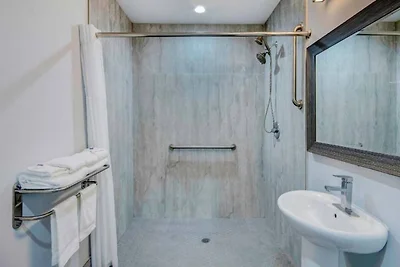 2 Queensize-Betten | ADA-konform | Dusche |...