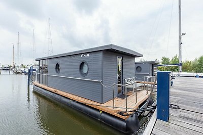 Luxuriöses Hausboot im Yachthafen von Volenda...