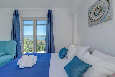 Seaside Getaway Holiday Home with Patio Slati...