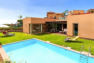 Casa con piscina su un campo da golf