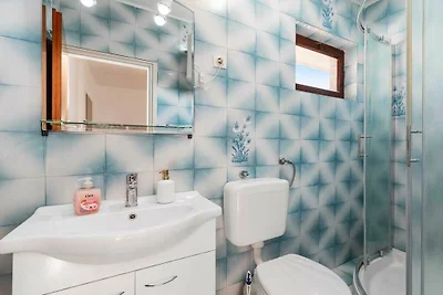 Wohnung in Šibenik-Brodarica mit Balkon