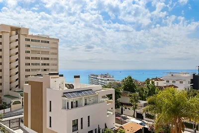 Soggiorno elegante con vista piscina e mare