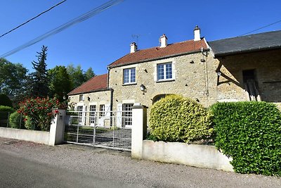 Modernes Ferienhaus auf der Wiese