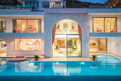 Villa in Kalkan mit Schwimmbecken
