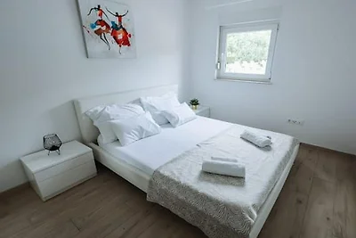 Exclusive Elegant Villa with Pool in Kastel N...