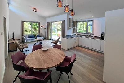 Moderne Villa mit Terrasse und Garten in...