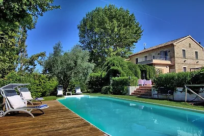 Attraente Villa con Piscina