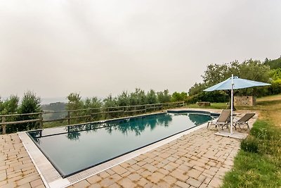 Bequemes Ferienhaus in Montone mit Garten