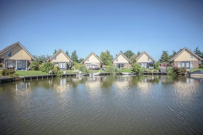Beautiful house with jetty near IJsselmeer