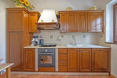 Omringd door groene Toscaanse heuvels
