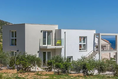 Villa in Bol mit Schwimmbecken