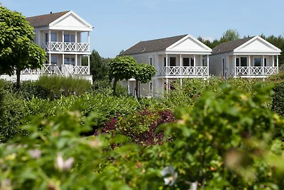 Stilvolle Doppelhaus-Villa mit Garten, 1 km v...