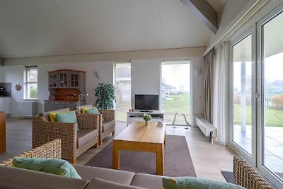 Eleganter Bungalow am Wasser mit Anlegestelle