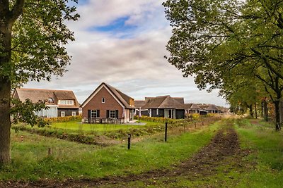 Villa met rieten dak midden in de natuur