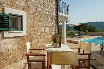 Villa moderna a Grohote con piscina