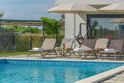 Villa in Novigrad mit Schwimmbecken
