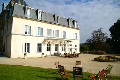 Modisches Schloss in Asnières mit Terrasse