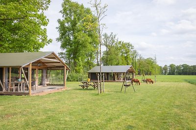 Suggestiva lodge tent con lavastoviglie nel...