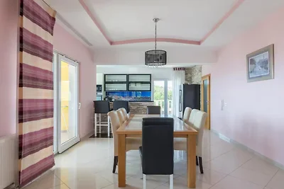 Six Bedroom Villa with Outdoor Pool, Sauna an...