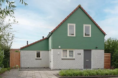 Geräumiges Ferienhaus mit Sauna in Strandnähe