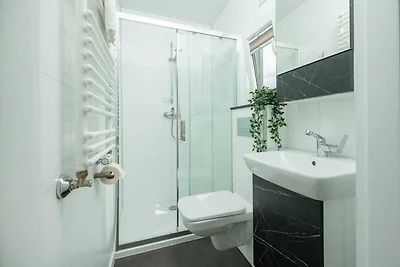 Stylish Cabin with Private Garden for 4