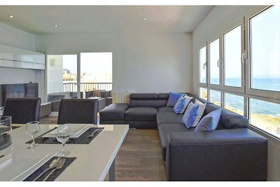 Moderne Wohnung mit Panoramablick aufs Meer