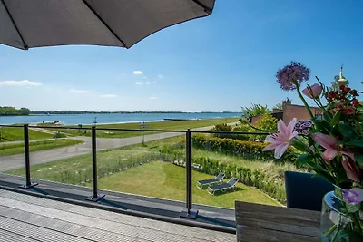 Moderne Villa mit Blick auf den Veere-See