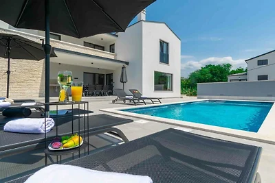 Villa in Kringa mit Schwimmbecken