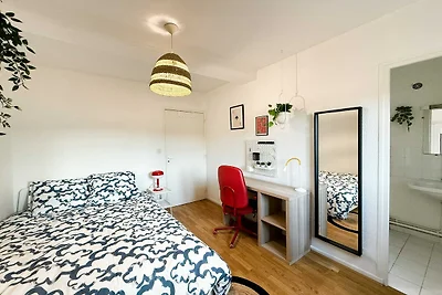 Camera accogliente in un accogliente appartam...