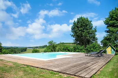 Affascinante casa con piscina a Coubejours