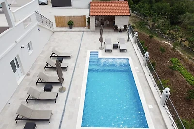 Villa in Gruda mit Swimmingpool