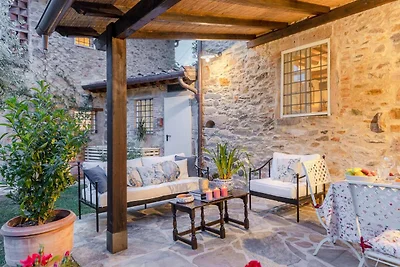 Tradizionale casa colonica in pietra, 8...