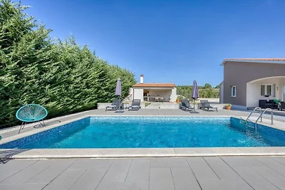 Villa in Tinjan met zwembad