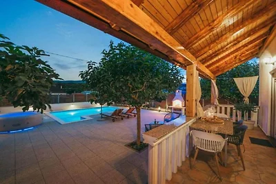 Stella mit Pool & beheizter Jaccuzzi