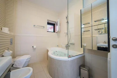 Villa Anita - Five Bedroom Villa with Swimmin...