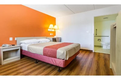 1 Doppelbett | Barrierefrei/Badewanne – Flugh...