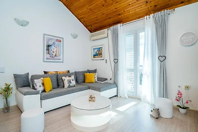 Indy's Beach Apartments -Two Bedroom Apartmen...