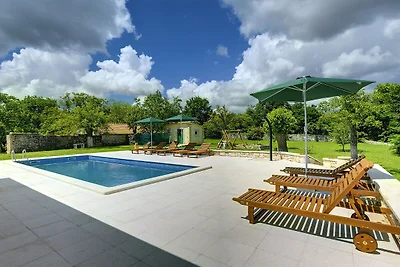 Ferienhaus in Rojnici mit Pool